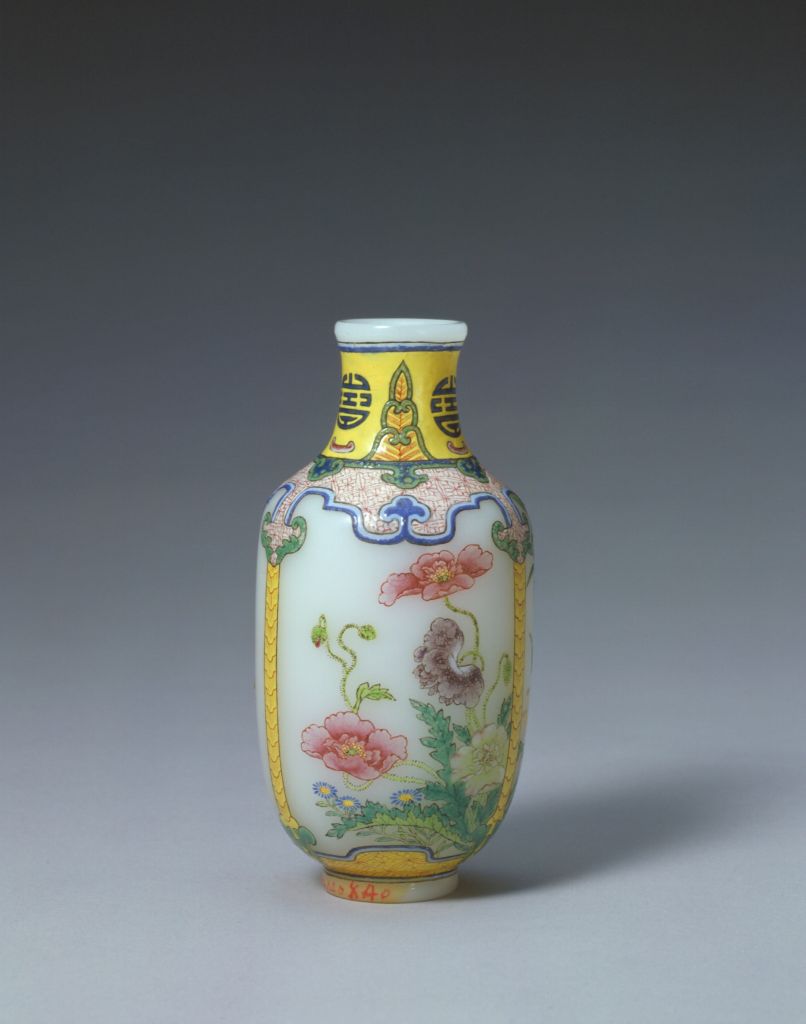 图片[1]-Qianlong style glass embryo painting enamel flower pattern bottle-China Archive